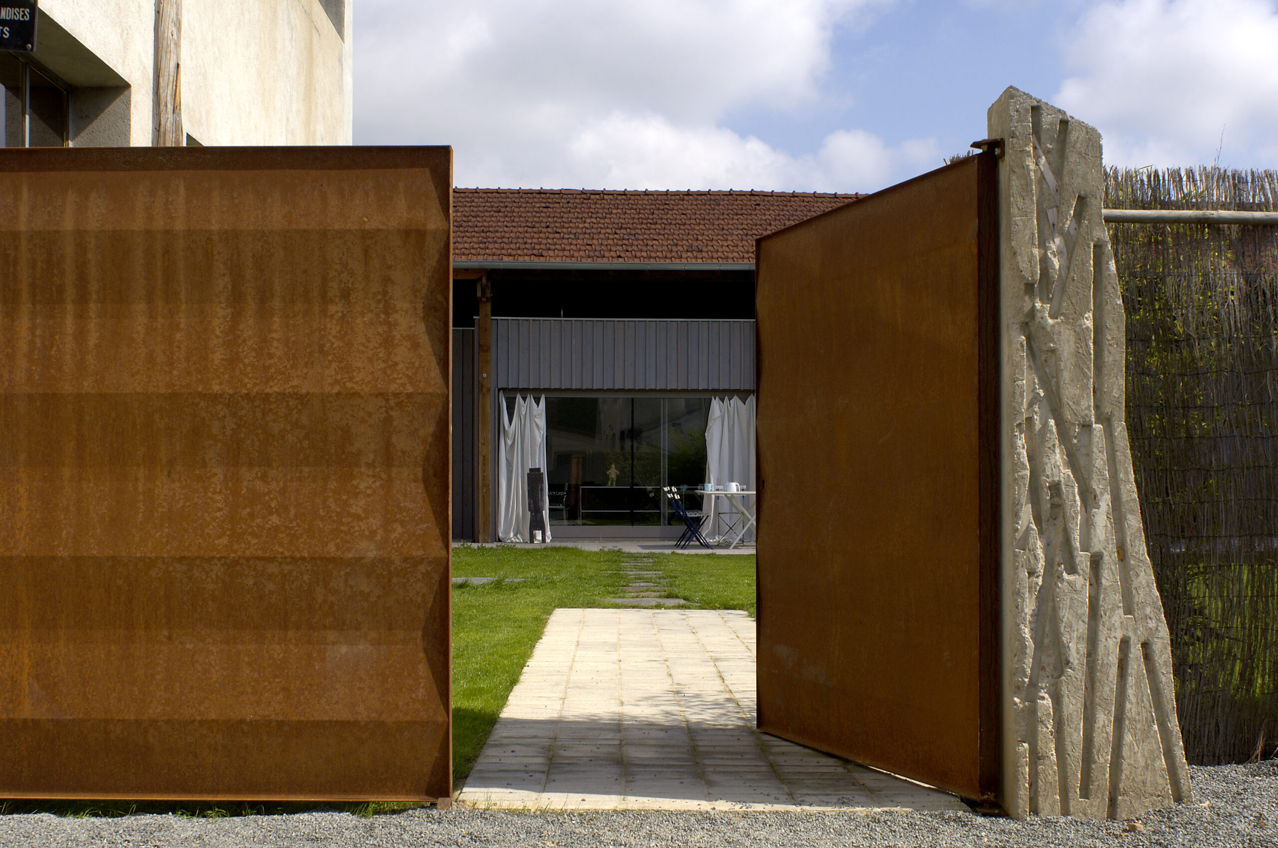 Maison avec larges ouvertures et espace fluide